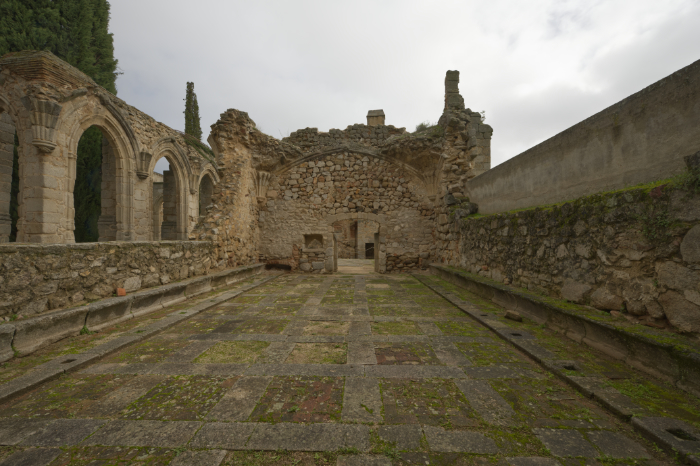 Refectorio desde el muro oeste del monasterio de Valdeiglesias